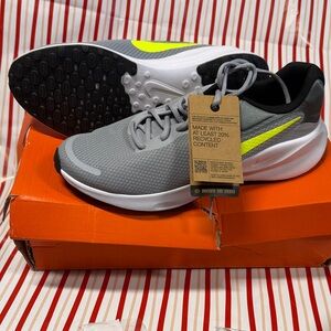 Nike Revolution 7 damaged box